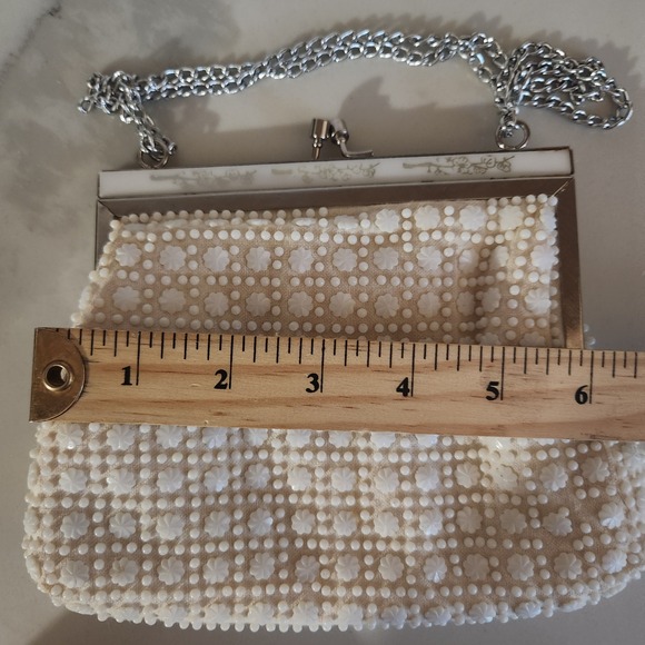 Vintage 60s lucite White Beaded Kiss Clasp Evening Bag Silver Chain flapper - Picture 5 of 14